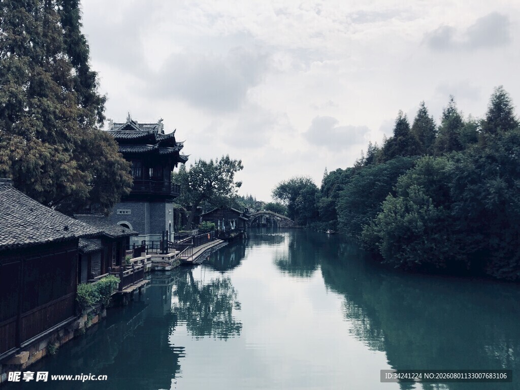 江南水乡静谧河道风光