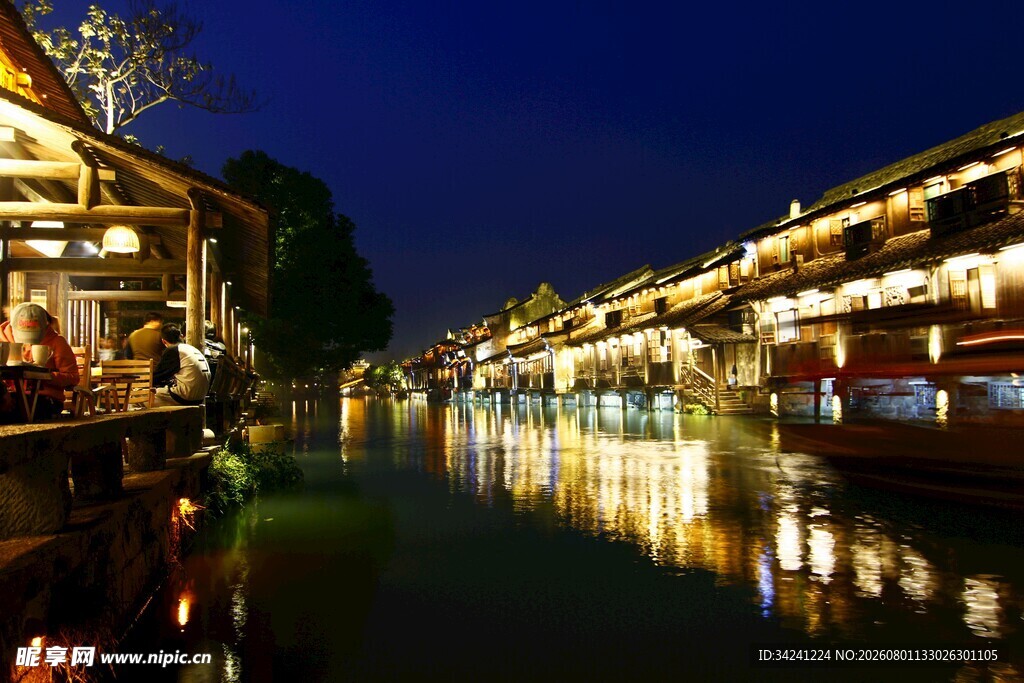 水乡夜景灯火璀璨的河畔