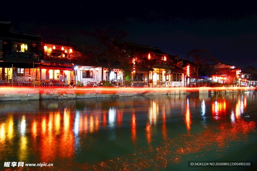 水乡夜景水面倒映绚烂灯火