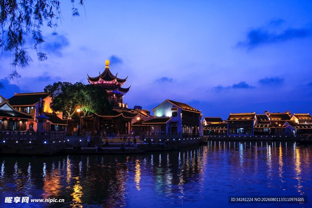 湖畔古建夜景静谧美好