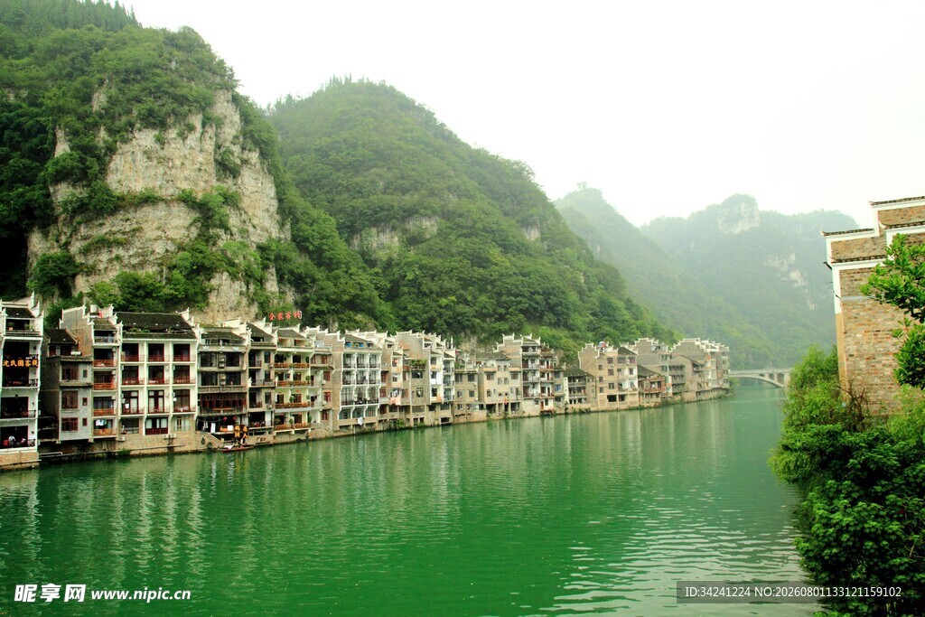 山水间的江畔建筑风光