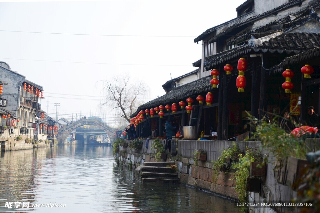江南水乡古街红灯笼摇曳