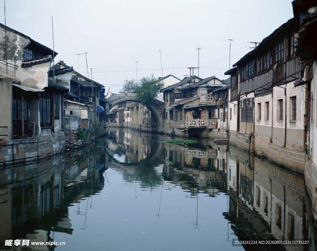 江南水乡静谧河道景象