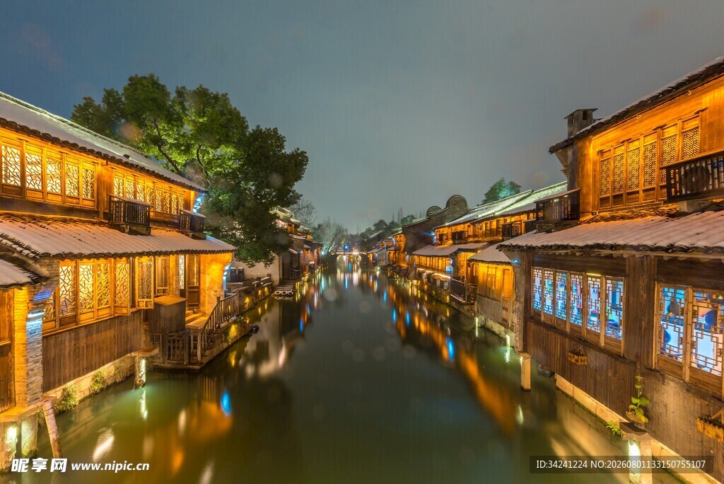 水乡夜景古色古香的建筑