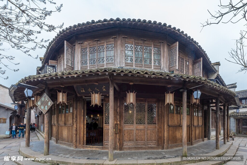 传统圆形木质古建筑