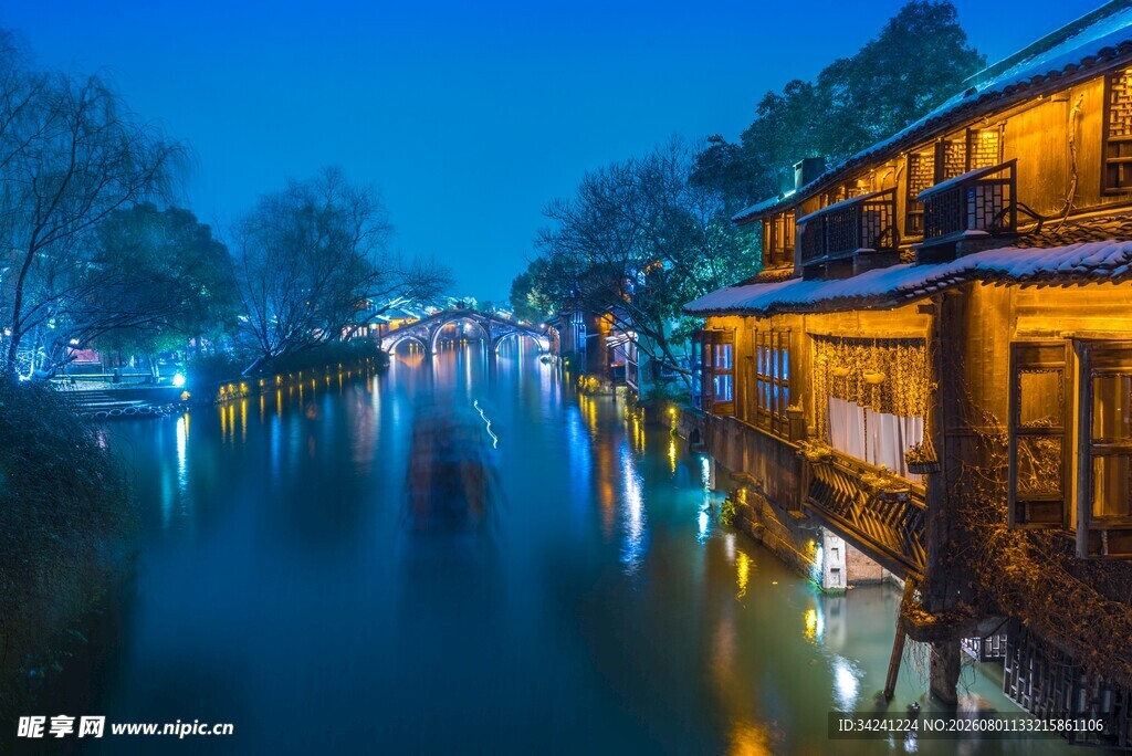 江南水乡夜景古宅映河