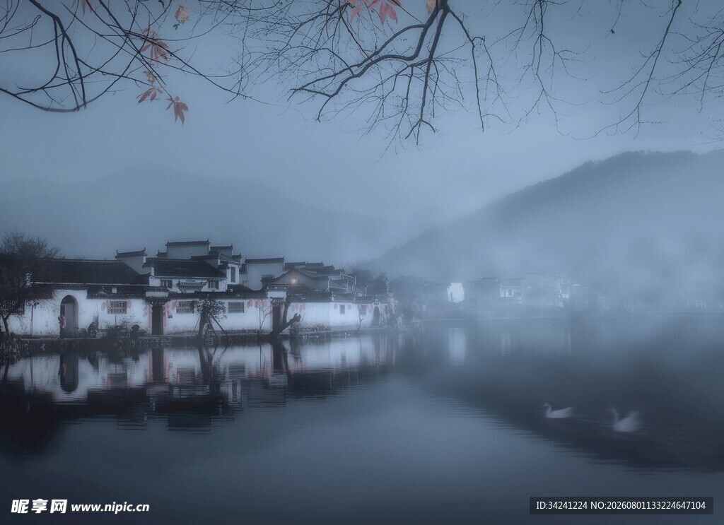 冬日湖畔雪景静谧如画