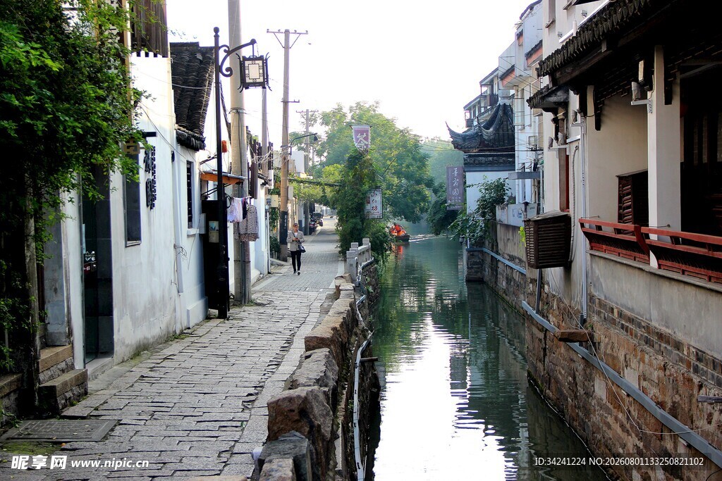 江南水乡小巷静谧河道