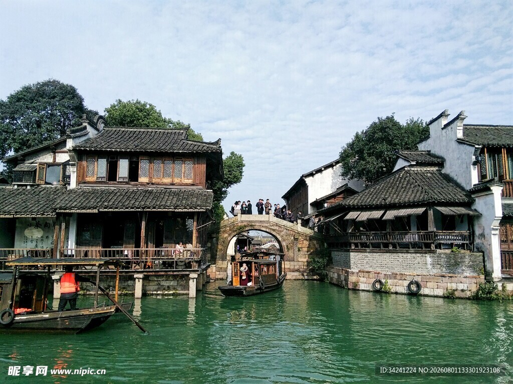 江南水乡古建筑临水而立