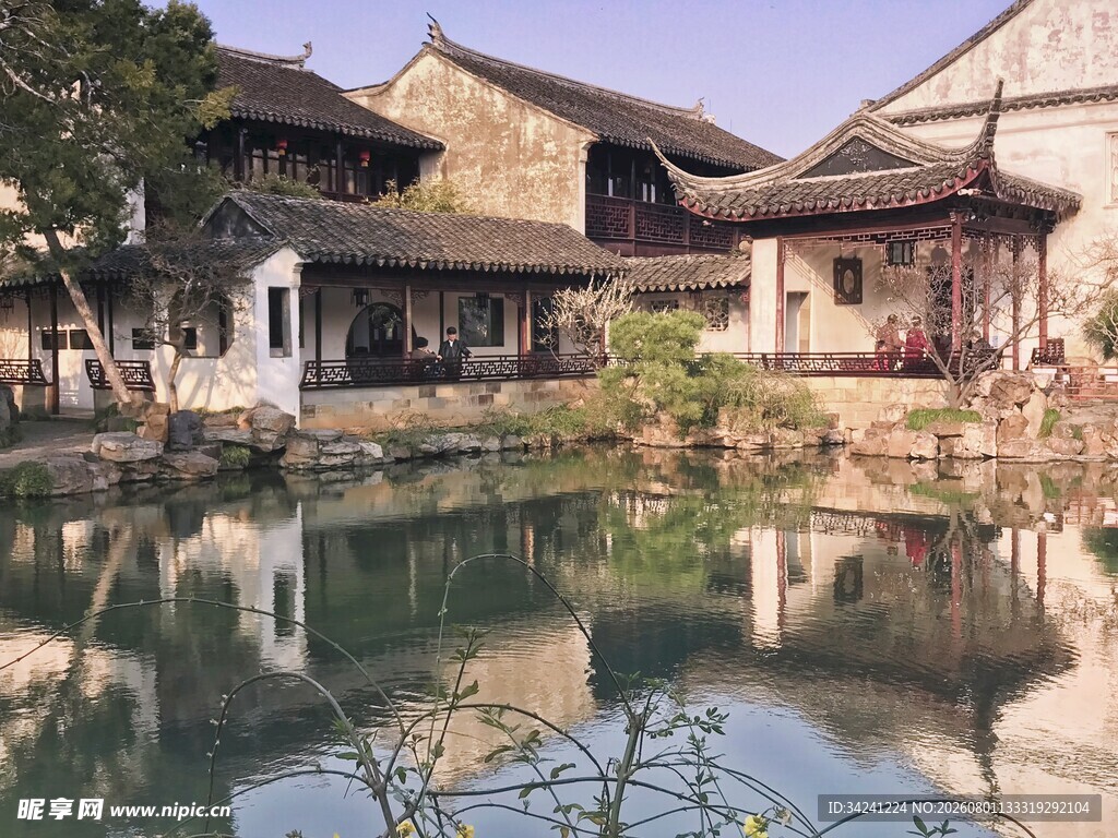 江南水乡古宅旁的宁静池塘