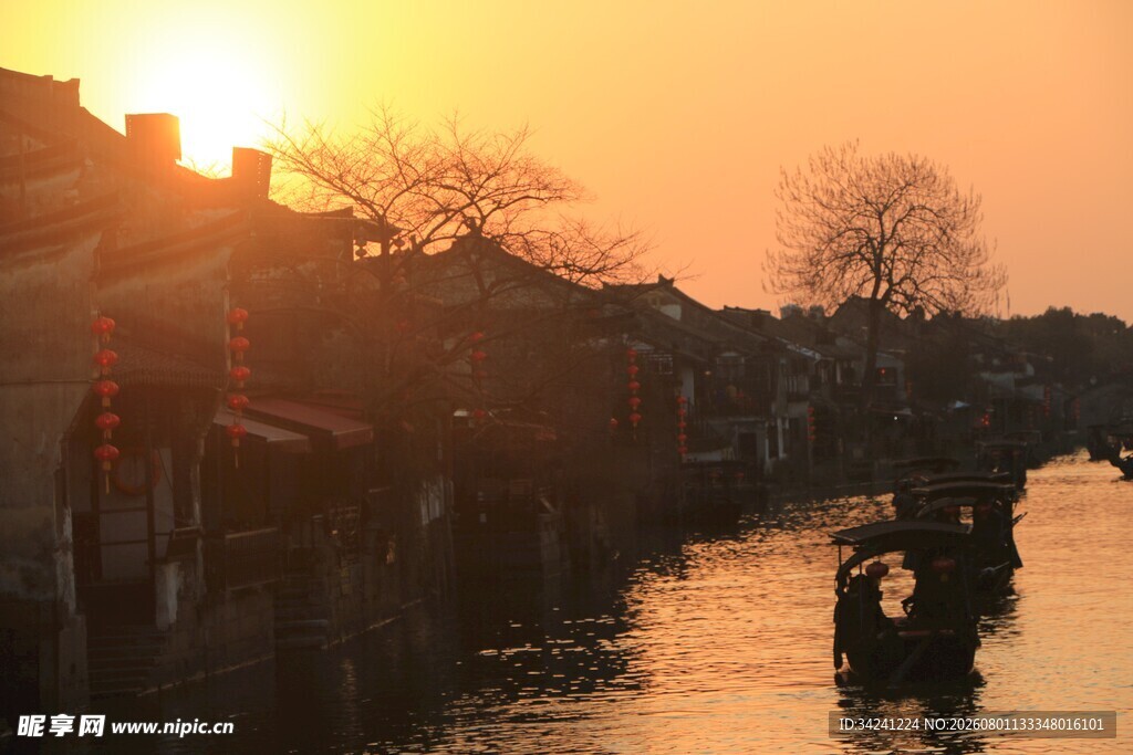 夕阳下的水乡河道美景