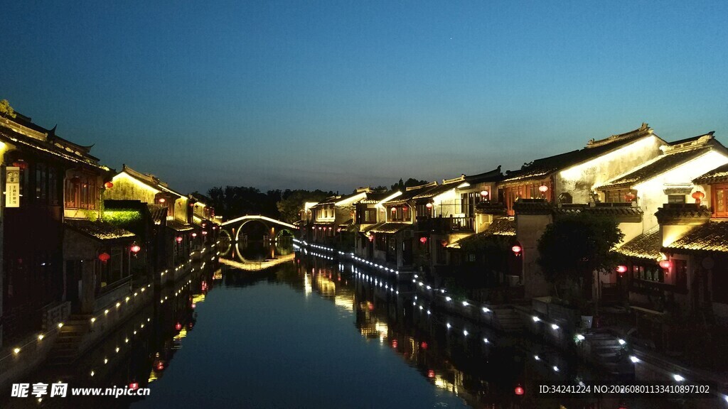 水乡夜景古桥灯火映清波