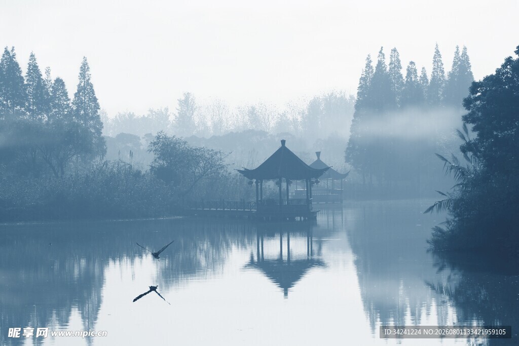 雾中湖畔亭景