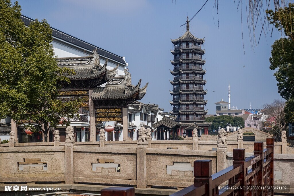 古桥古塔相映的中式景致