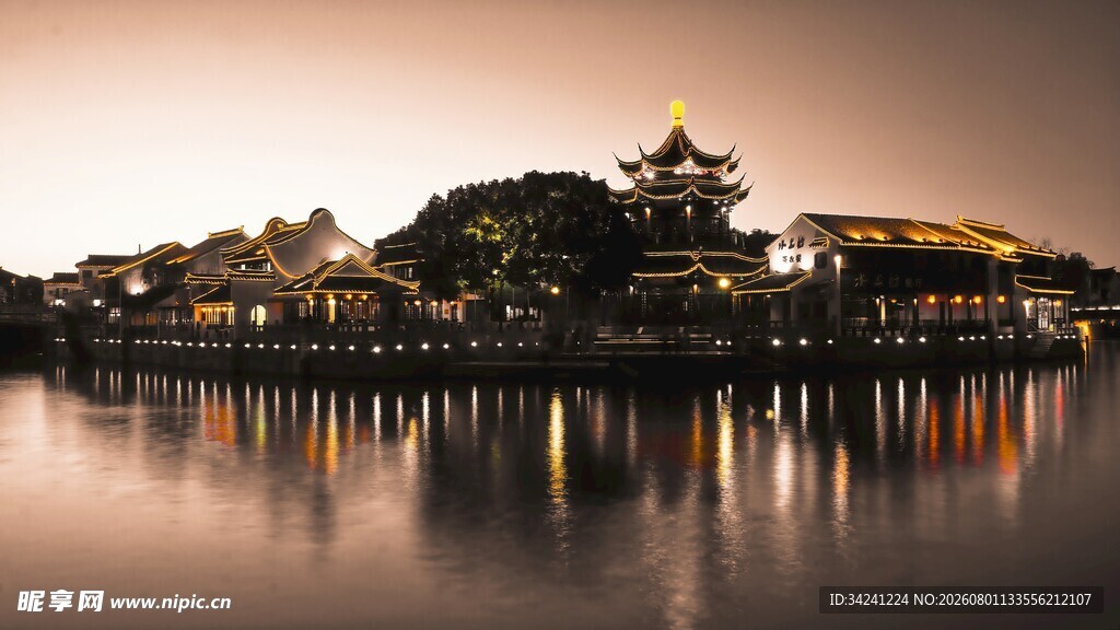 湖畔古建夜景倒影如画
