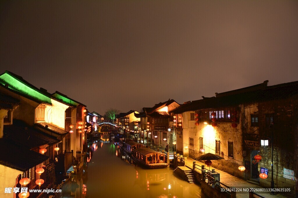 古街夜景灯火璀璨迷人