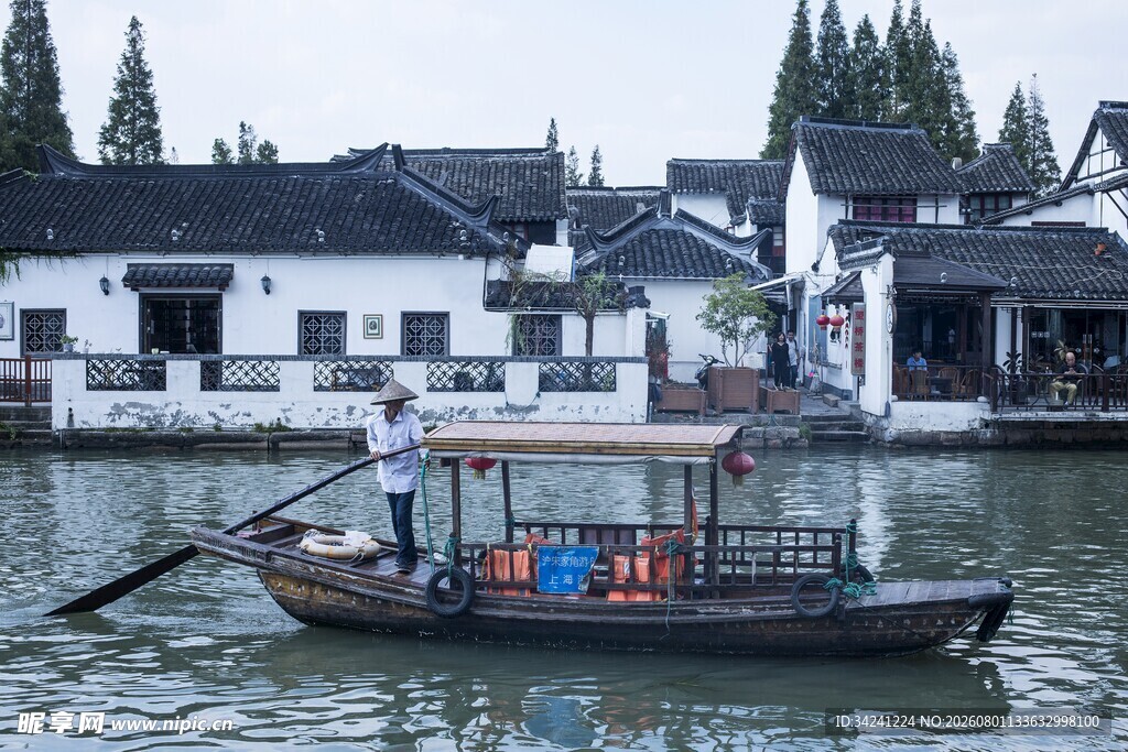 江南水乡小船悠然泛舟