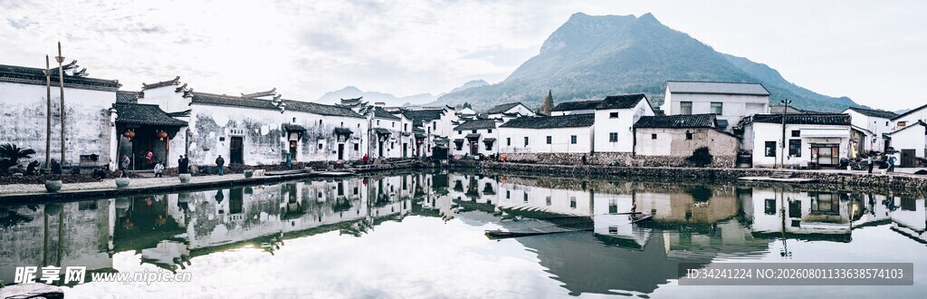 山水倒影中的静谧水乡