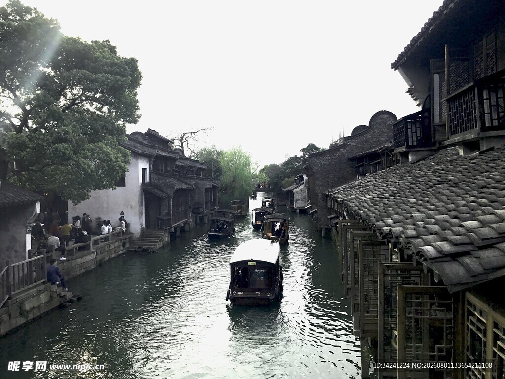 江南水乡河道上的乌篷船