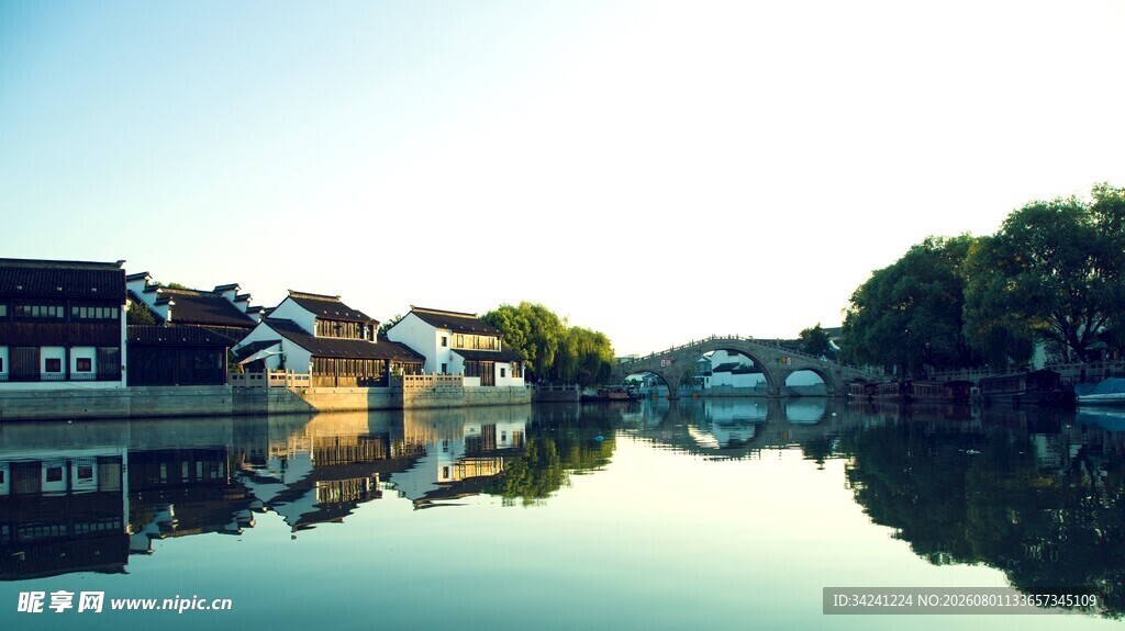 水乡静谧倒影美景