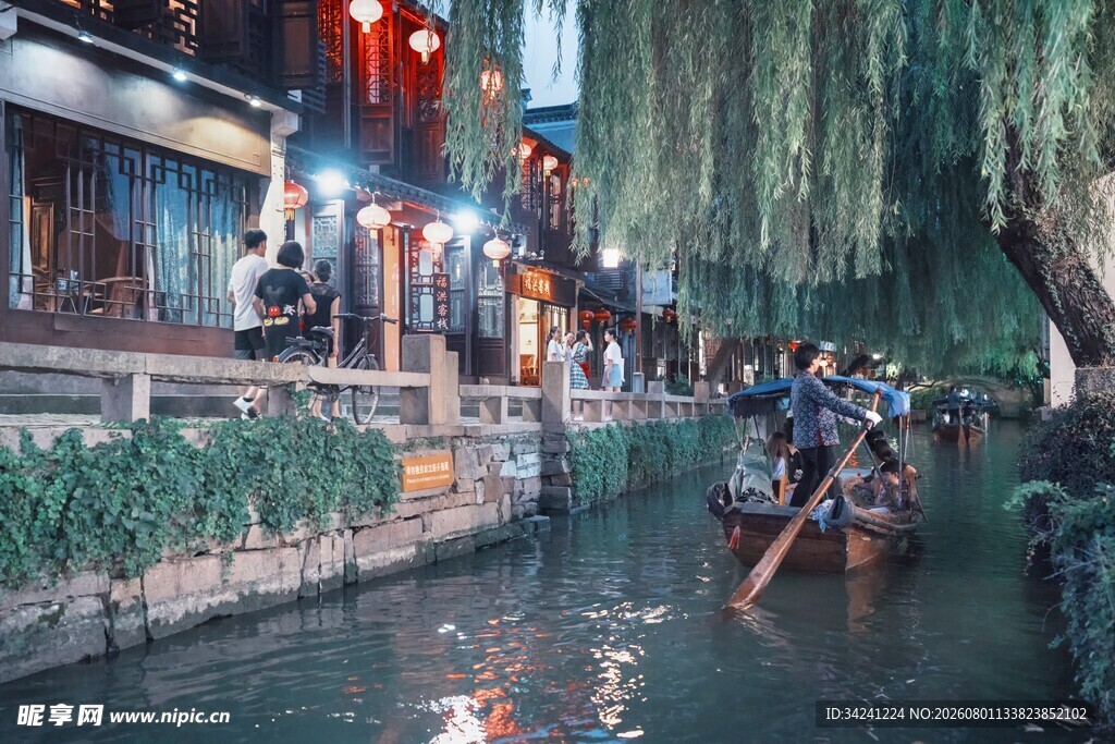 江南水乡夜游船景