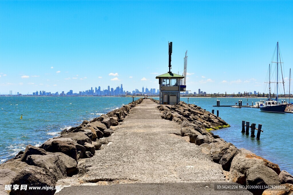 海边石砌长码头风景