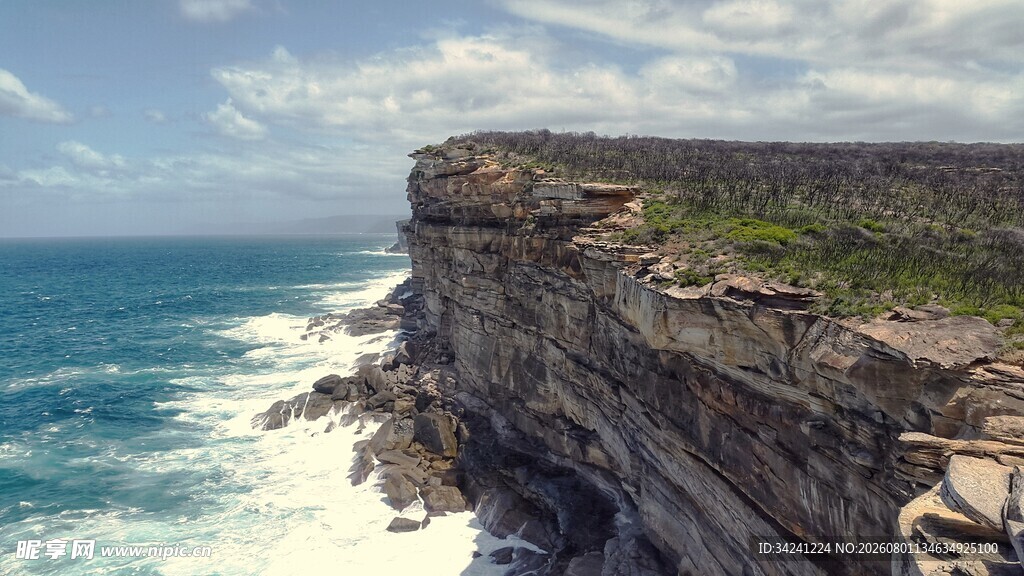 海岸悬崖边的壮阔海景