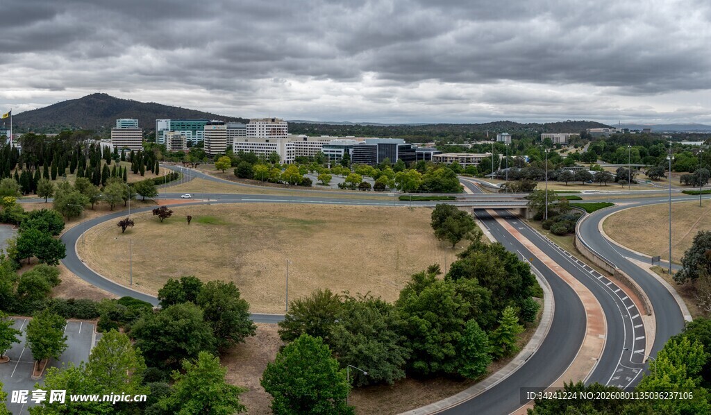 俯瞰城郊公路与绿地景观