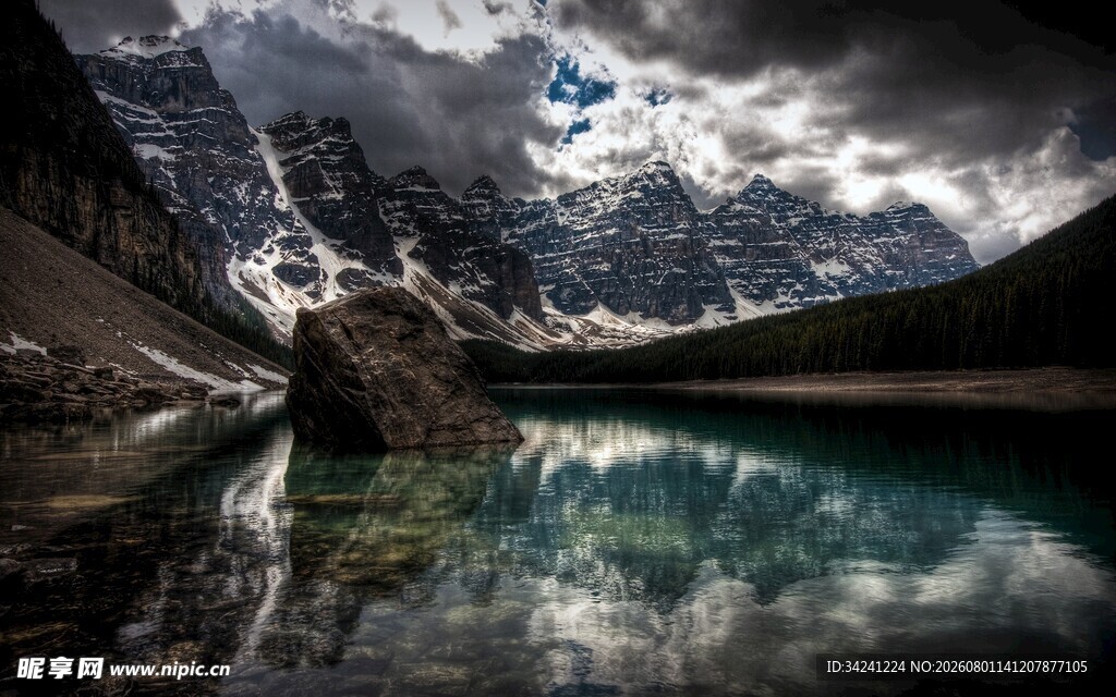 高山湖泊美景