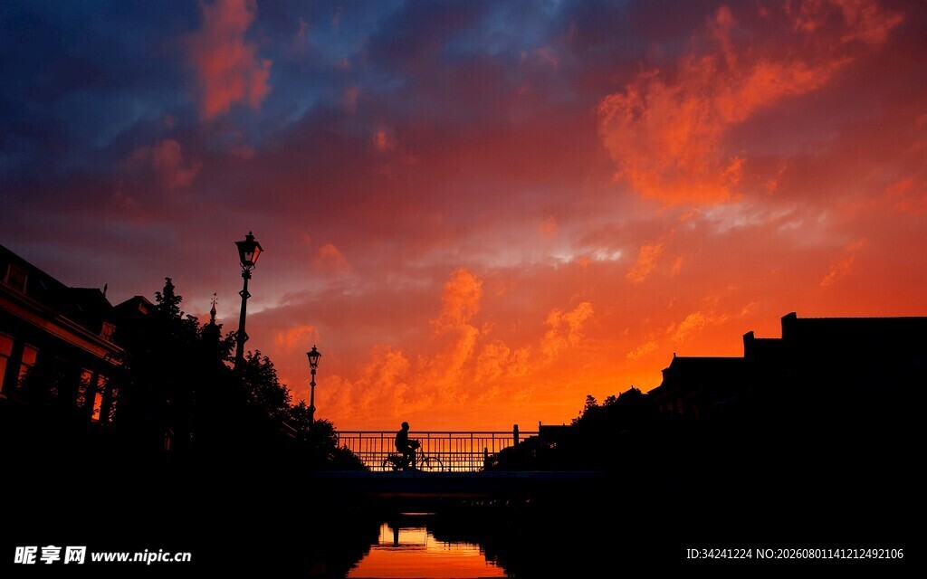 夕阳下的绚烂天空美景
