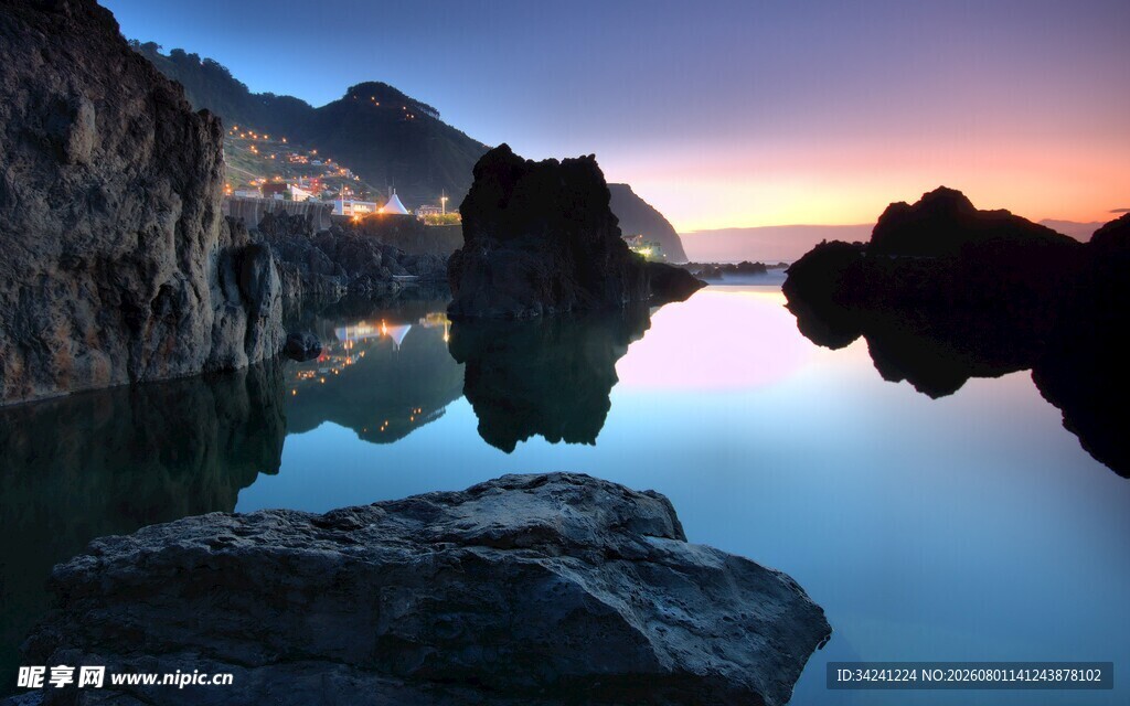黄昏湖畔山水静谧美景