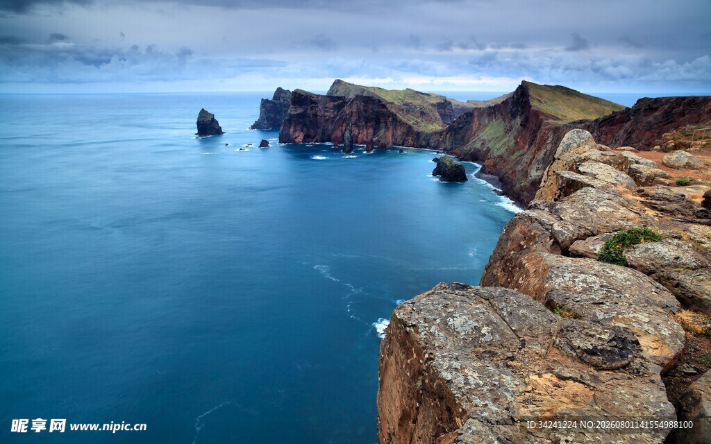 海岸悬崖边的壮美海景