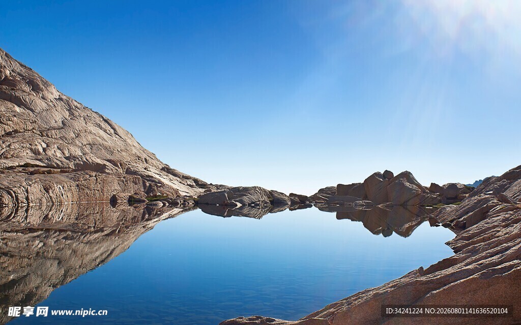 宁静山水倒影如画美景