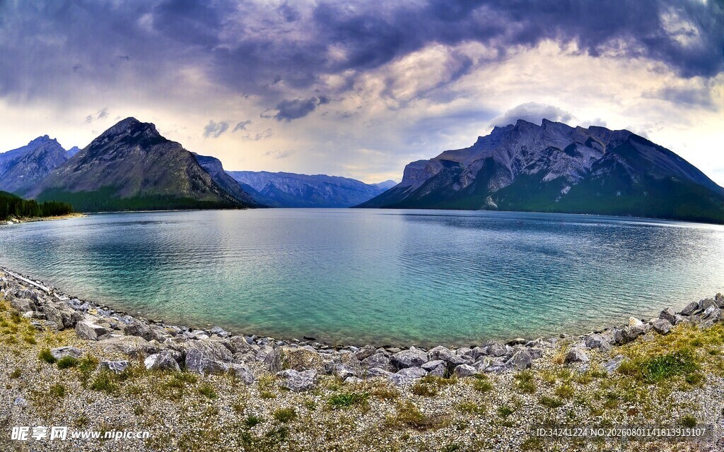 湖畔山水美景如画