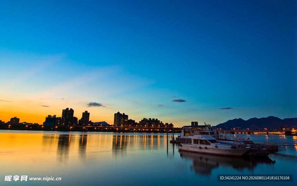 湖畔黄昏美景