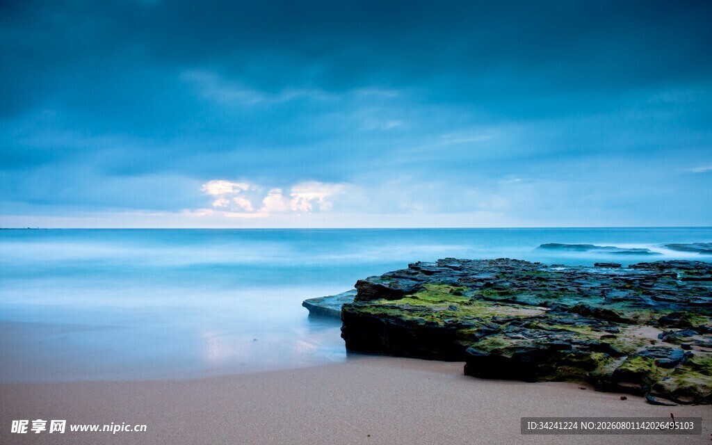 海边礁石静谧蓝色海景