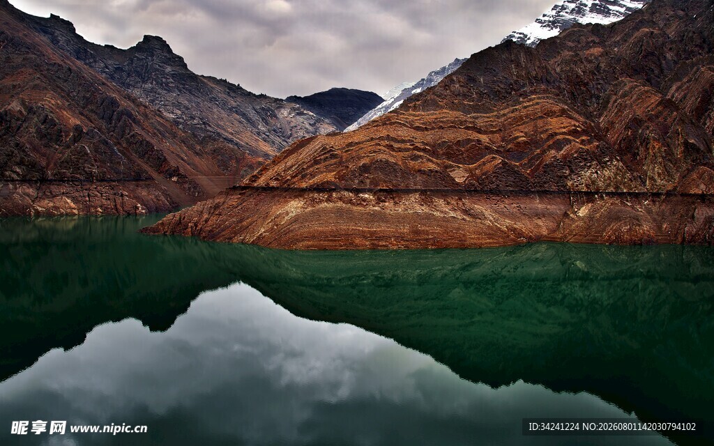 高山映绿水的静谧景致