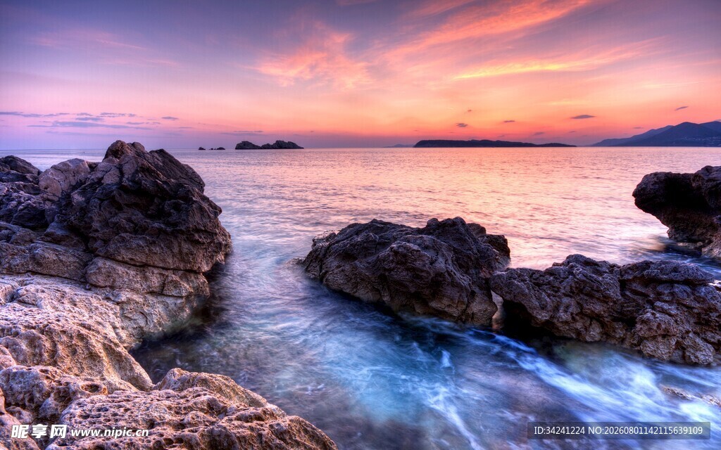 海边日落时的礁石美景
