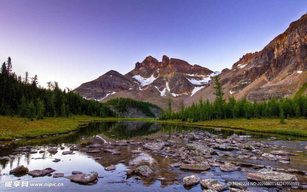 山间湖畔美景