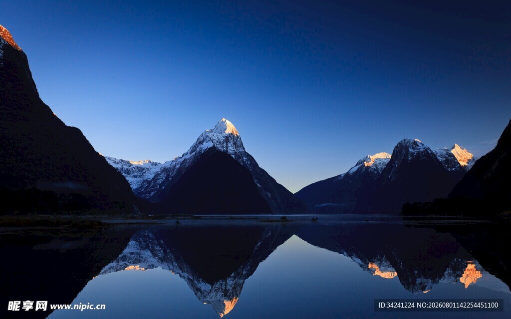 静谧湖山夜景倒影