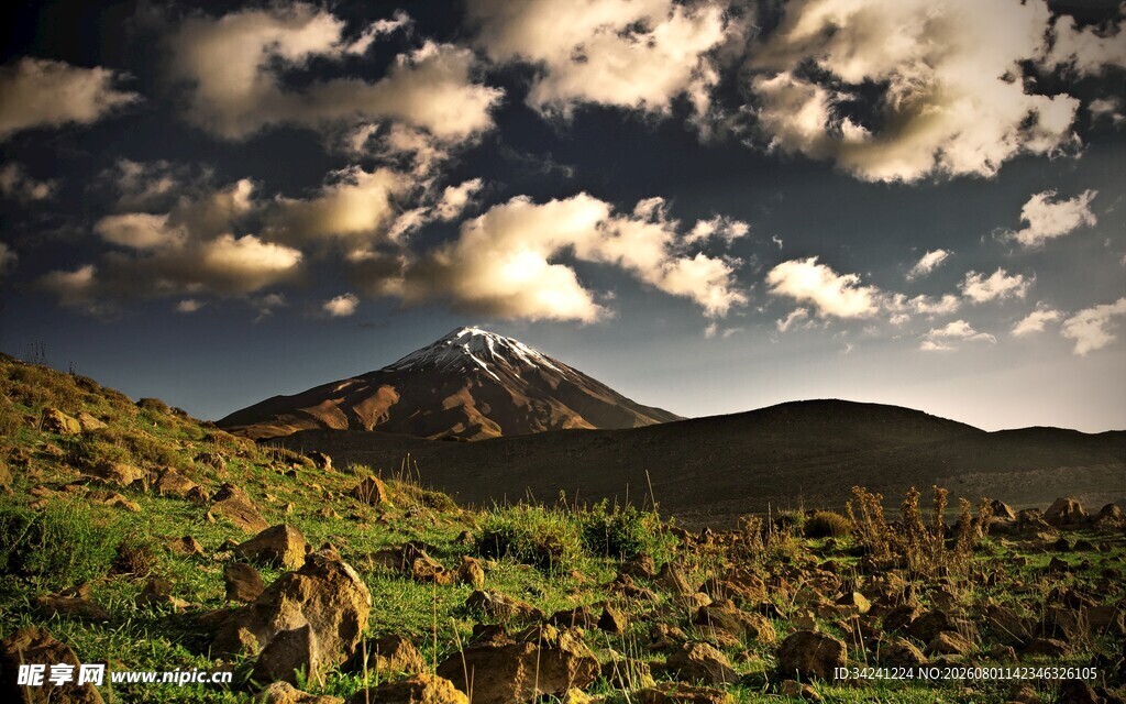 山间美景云绕绿野青山