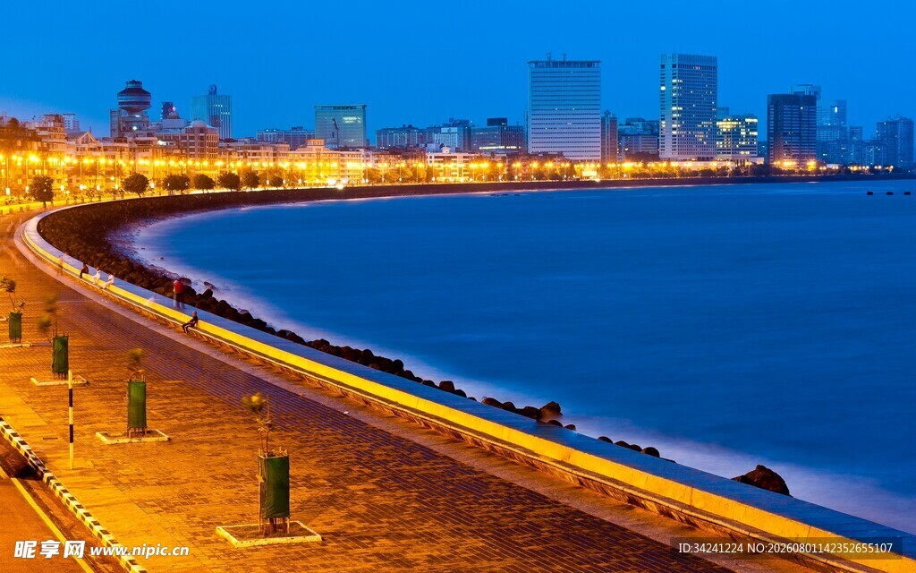 海滨城市夜景迷人风光