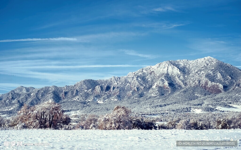 雪覆山峦美景