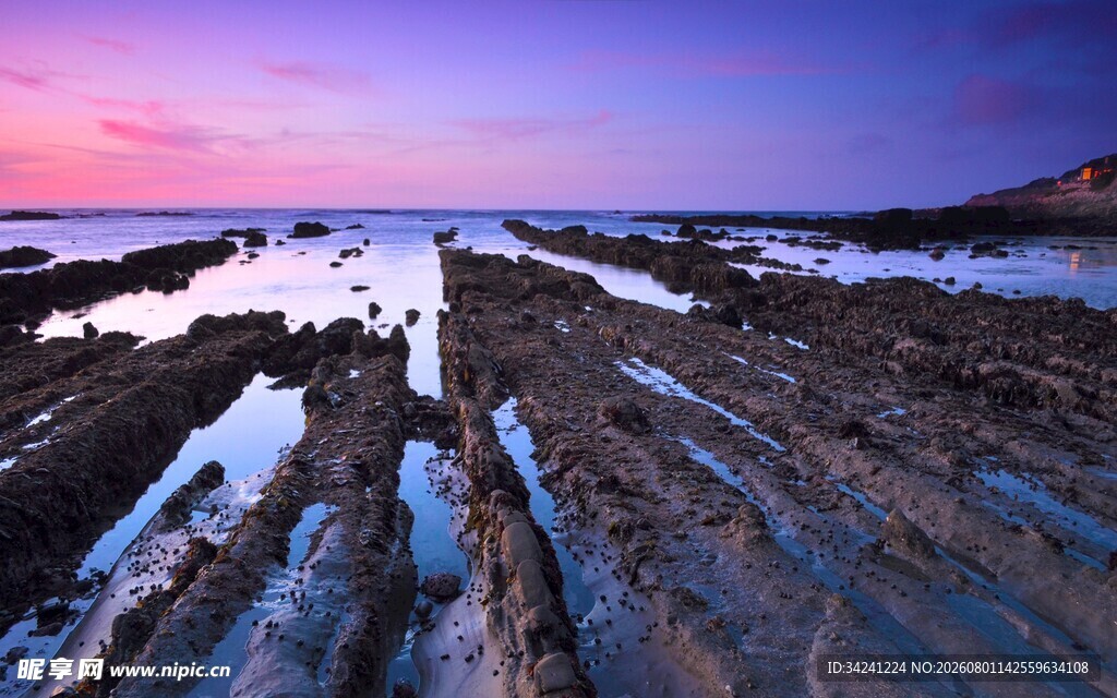 海边黄昏时的礁石美景