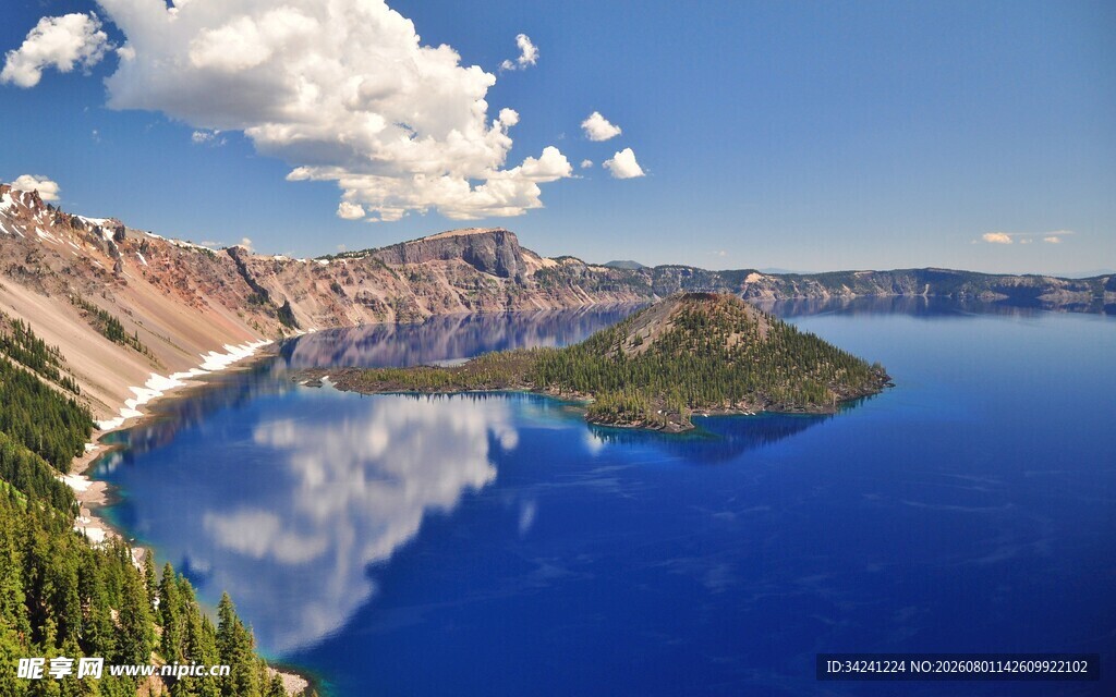 美丽火山湖风景如画