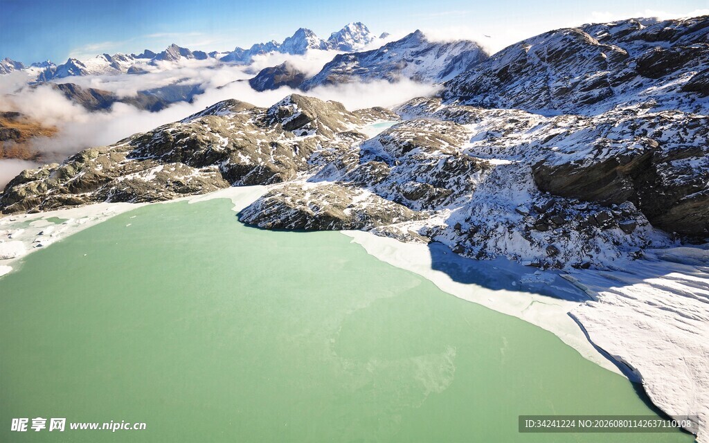 雪山环绕的碧绿湖泊
