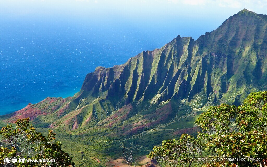 夏威夷壮美山峦与碧海风光