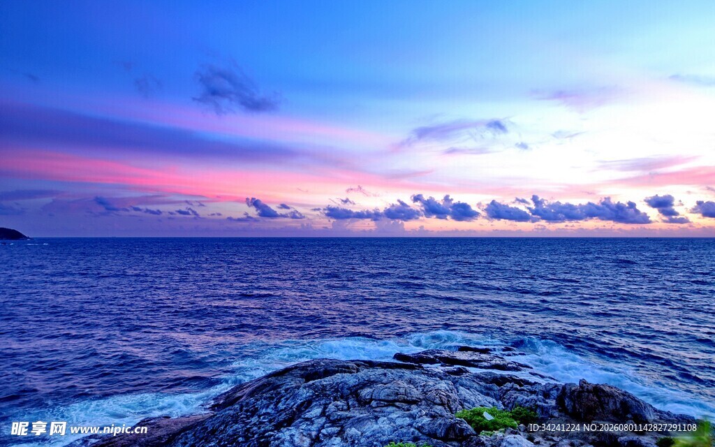 海边绚丽晚霞与礁石景观