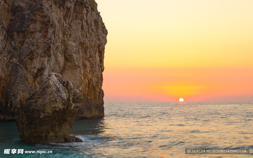 夕阳下的海边岩石美景