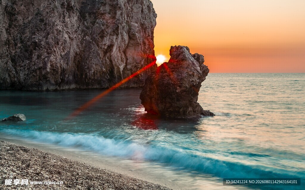 夕阳下海边的壮丽岩石景观